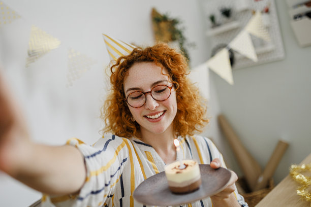 姜色女人庆祝生日的自画像图片下载