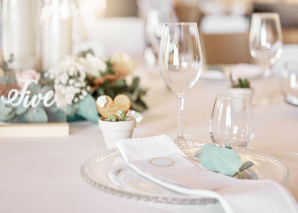 餐桌布置，婚礼装饰，豪华活动，餐饮服务，鲜花和经典的宴会布局。背景午餐设计设置，喜宴和玻璃板菜单图片下载