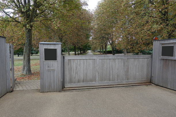 公园入口处的滑动门和木栅栏图片下载