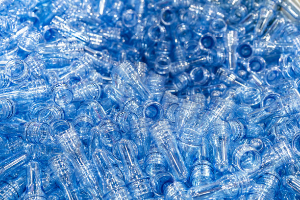 在饮料业中，许多塑料瓶吹制的自动化制造过程中，都预先制成了蓝色塑料透明材料图片下载