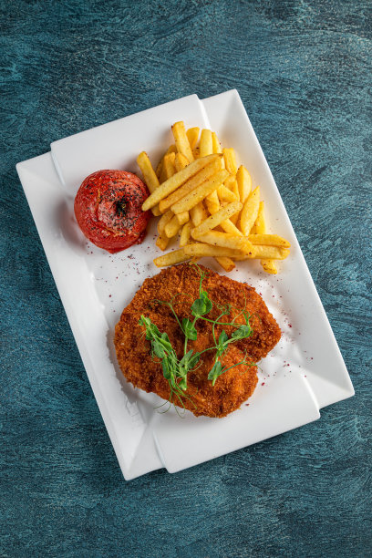 面包屑鱼条配炸薯条和素食餐，黄瓜，圣女果，图片下载