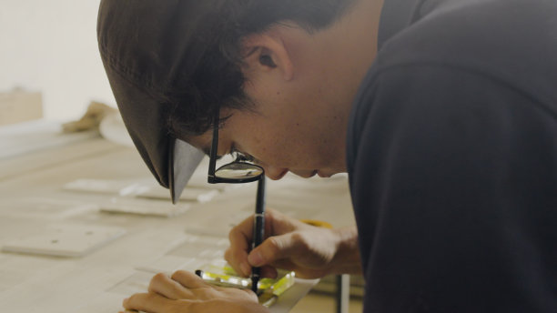 他们在胶带上画线。图片下载