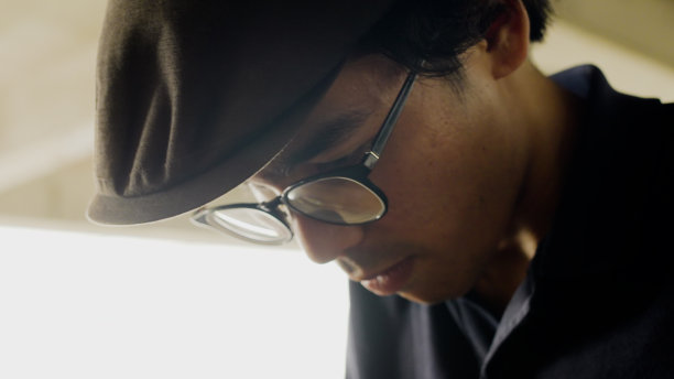 那个人正在用工具切割电气材料。图片下载