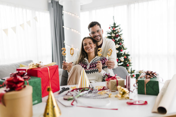 一对情侣在庆祝新年时手握2023号号码图片下载