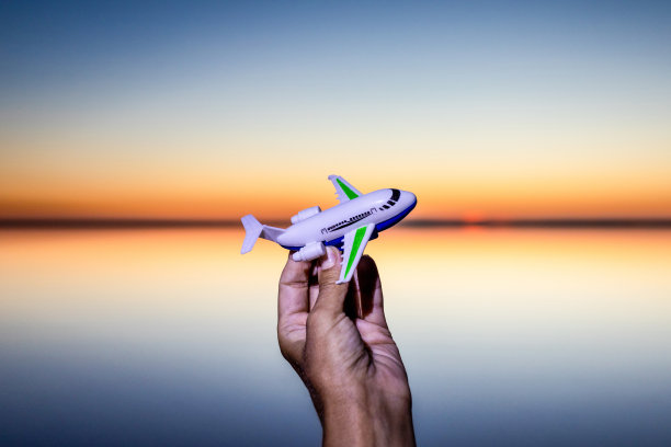 美丽夕阳背景下的飞机剪影。旅游的概念图片下载