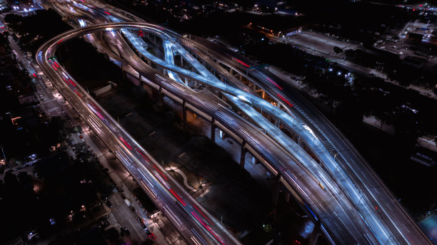 有灯道路的鸟瞰图图片下载