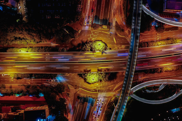 夜间城市十字路口的航拍照片图片下载