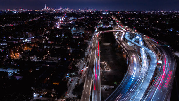 有灯道路的鸟瞰图图片下载