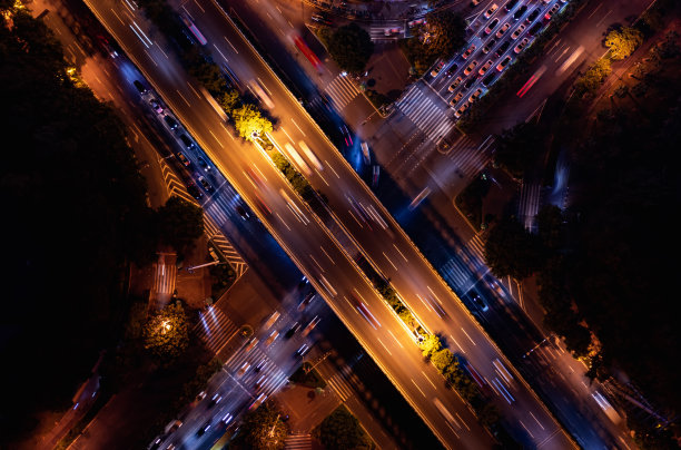 夜间城市十字路口的航拍照片图片下载