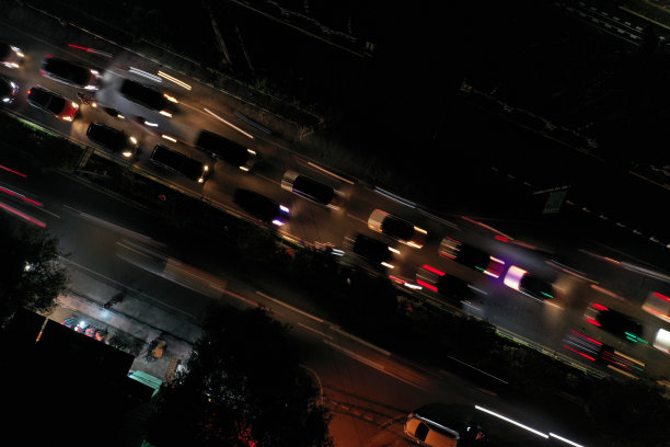 夜间道路上的车辆运动图片下载