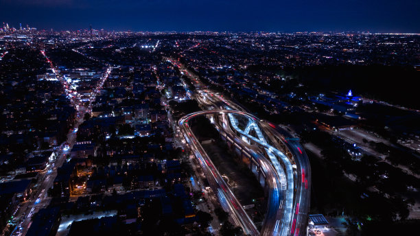 有灯道路的鸟瞰图图片下载