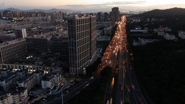 晚上小镇大街图片下载