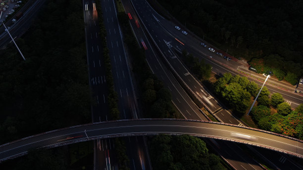 夜间模糊的车辆图片下载