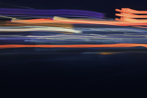 夜晚城市里有灯光的痕迹图片下载