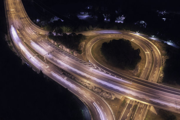 夜间高速公路上行驶的车辆图片下载