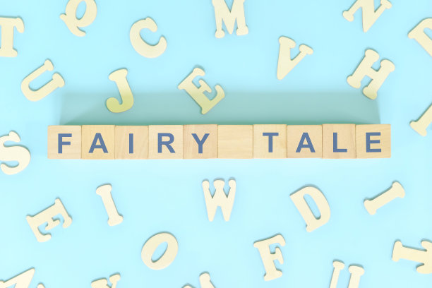 英国文学观念中的童话叙事形式。木块排版字平铺在蓝色背景。图片下载