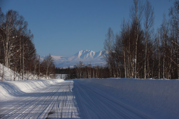 别北一个阳光明媚的冬日里的路和山图片下载
