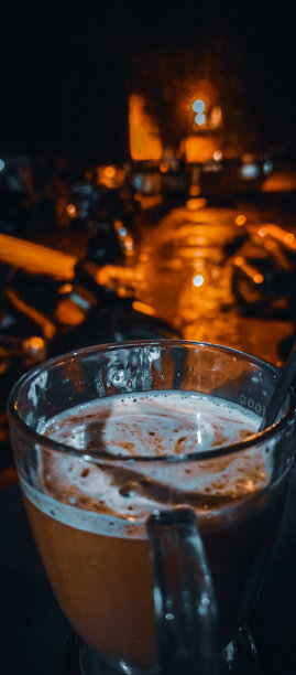 温暖的咖啡，寒冷的夜晚图片下载