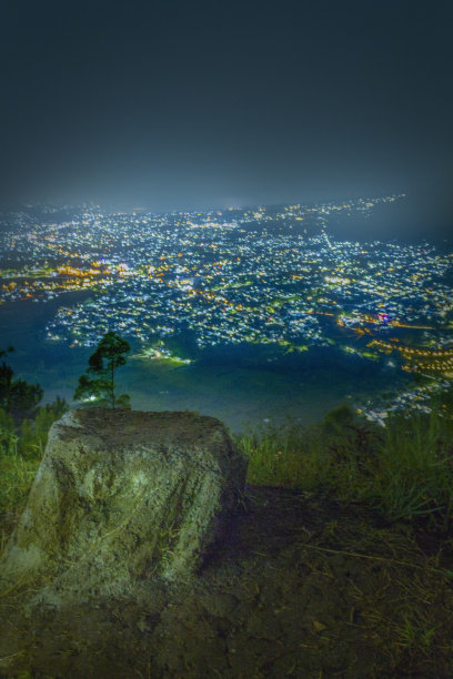 从山顶俯瞰城市的夜晚图片下载