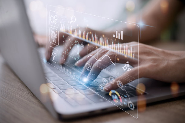 数据科学家。Man程序员利用笔记本电脑对未来虚拟界面屏幕上的各种信息进行分析和开发。算法。营销与人工智能深度学习图片下载