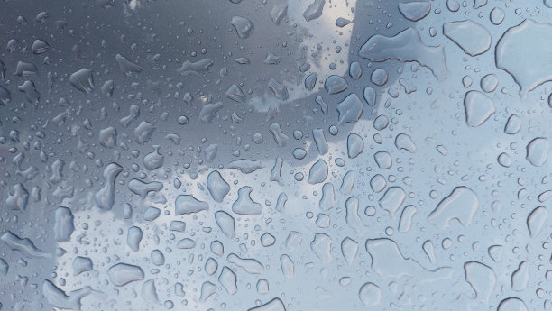 雨滴落在汽车玻璃上的特写镜头图片下载