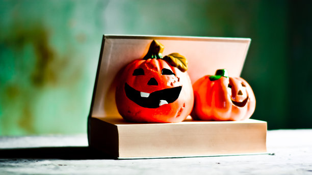 万圣节的南瓜来自一本微笑的故事书图片下载