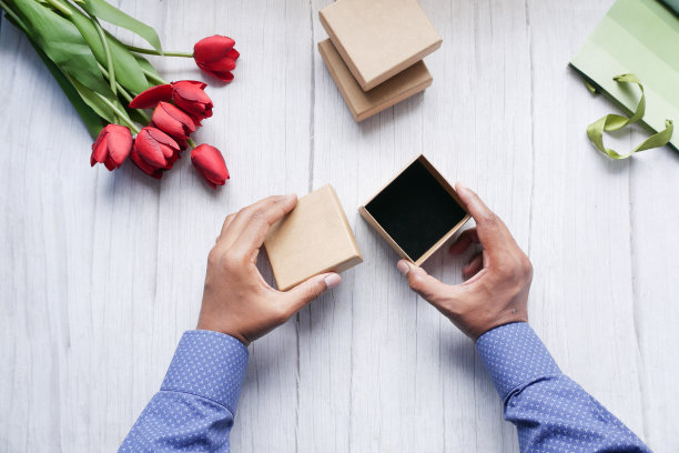 俯视图的人打开一个空的小礼品盒图片下载