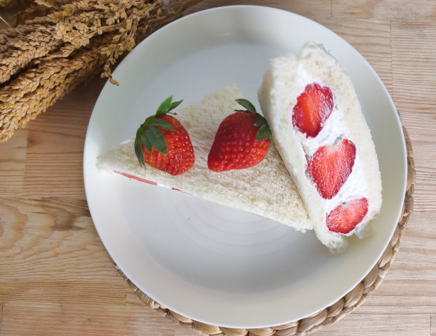 日本草莓水果三明治或水果山多图片下载