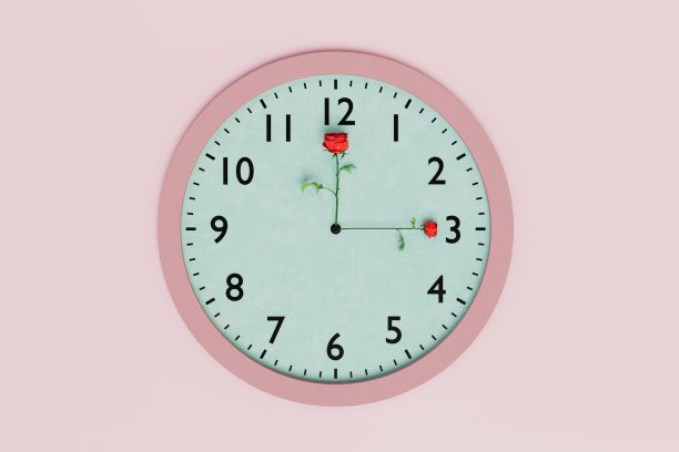 手表上有印花。圆形挂钟，背景柔和，指针呈红玫瑰的形状。三维渲染图片下载