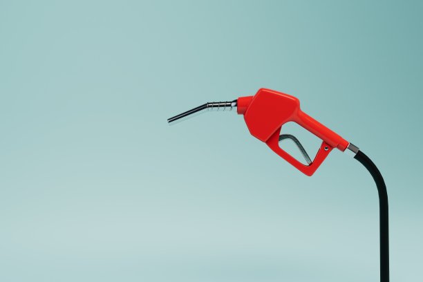 用燃料给汽车加油的概念。蓝色背景上的加油枪。复制粘贴，复制空格。三维渲染图片下载