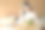 年轻漂亮的白衬衫女人在厨房做饭。图片下载