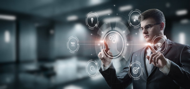 一名男子在虚拟屏幕上检查互联网学习的结构。图片下载