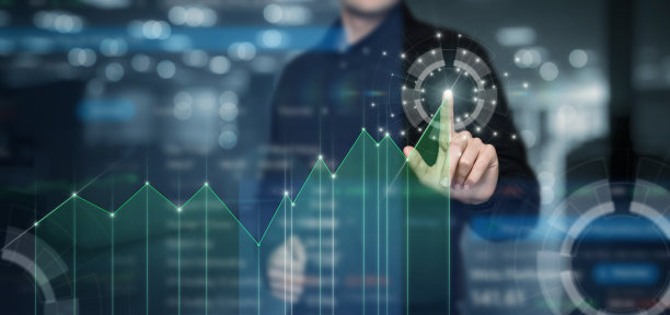商人在虚拟电脑屏幕上处理财务增长图表。图片下载