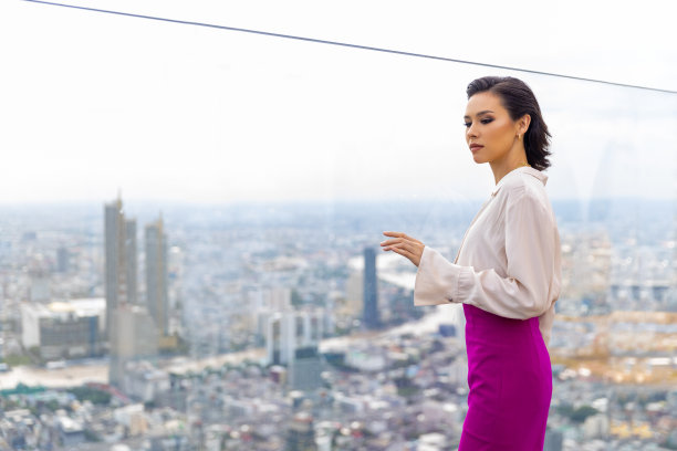 自信的肖像白人女商人站在摩天大楼办公楼室外屋顶图片下载