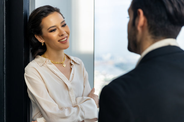 白人商人和女商人一起讨论商业项目摩天大楼办公室。图片下载