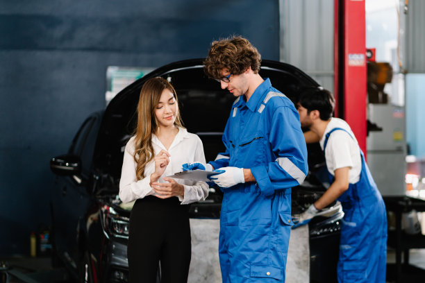亚洲女性客户在修理厂与技师一起查看检查清单和修理项目图片下载