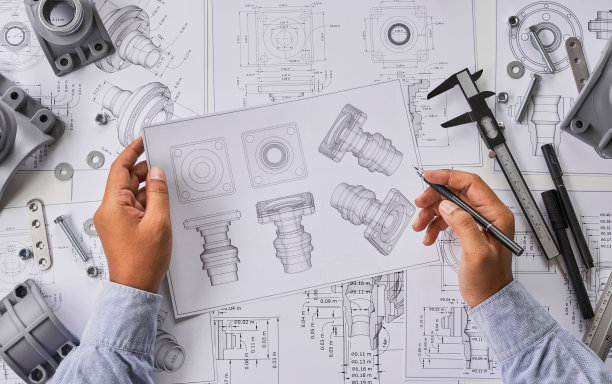 技术员设计机械零件图纸：工厂工业项目蓝图，测量轴承卡尺图片下载