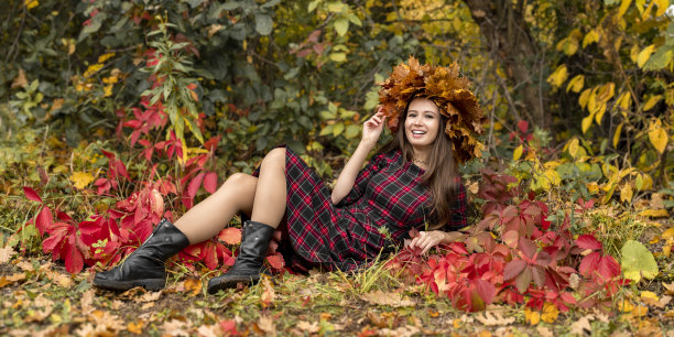 森林里的女孩图片下载