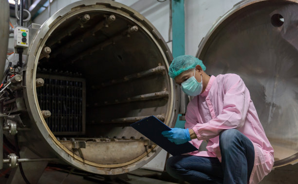 亚洲男工人戴着口罩在饮水厂检查蒸汽锅炉和自动控制系统。工厂、工业概念图片下载