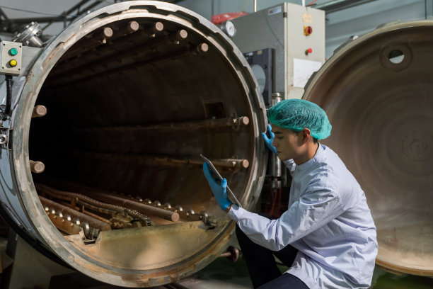 在饮料厂检查蒸汽锅炉和自动控制系统的亚洲男性工人。工厂、工业概念图片下载