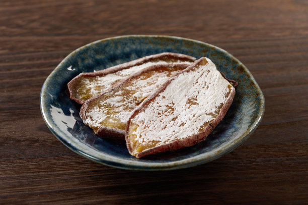 日本菜，木头背景的土豆干图片下载