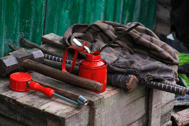 西孟加拉邦街道上的当地穿刺修理店，维修设备。图片下载
