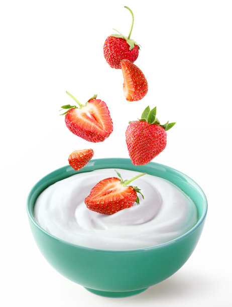 在陶瓷碗中加入酸奶油和草莓块图片下载