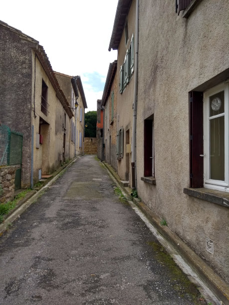 法国范约，狭窄的街道上满是古老的村舍图片下载