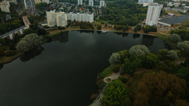 城市公园里的一个湖。城市景观。一个大城市的宿舍区。航空摄影。图片下载