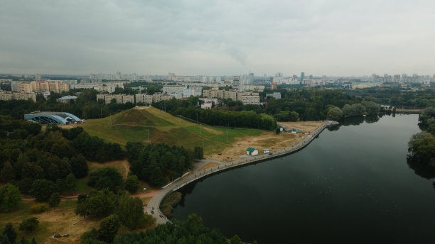 城市公园里的一个湖。山滑雪中心。城市景观。一个大城市的睡眠区。航空摄影。图片下载