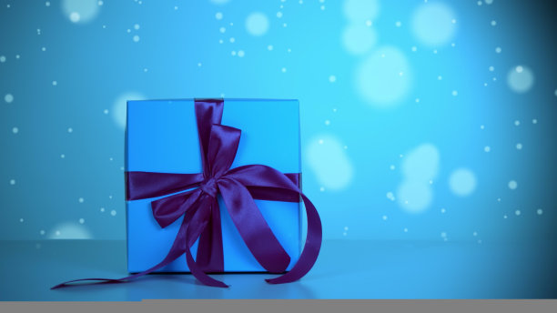 包装礼物。特写镜头。浅蓝色礼盒配深蓝色丝带。浅蓝色散景背景，略带微光。图片下载