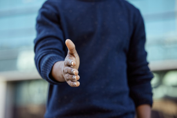 欢迎，信任和支持，一个伸出手来握手的男人。朋友主动握手，表示感谢，友好的问候或帮助。协议:商务会议上的交易或合伙协议图片下载