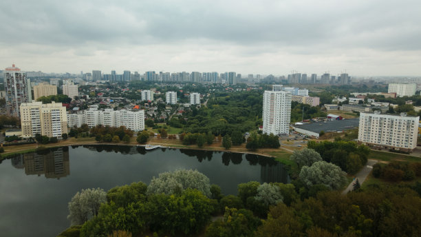 城市公园里的一个湖。城市景观。一个大城市的宿舍区。航空摄影。图片下载