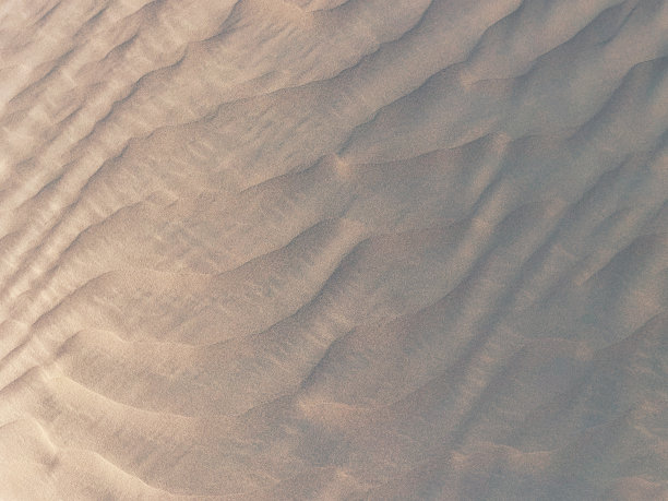 沙漠中自然图案的极简镜头图片下载